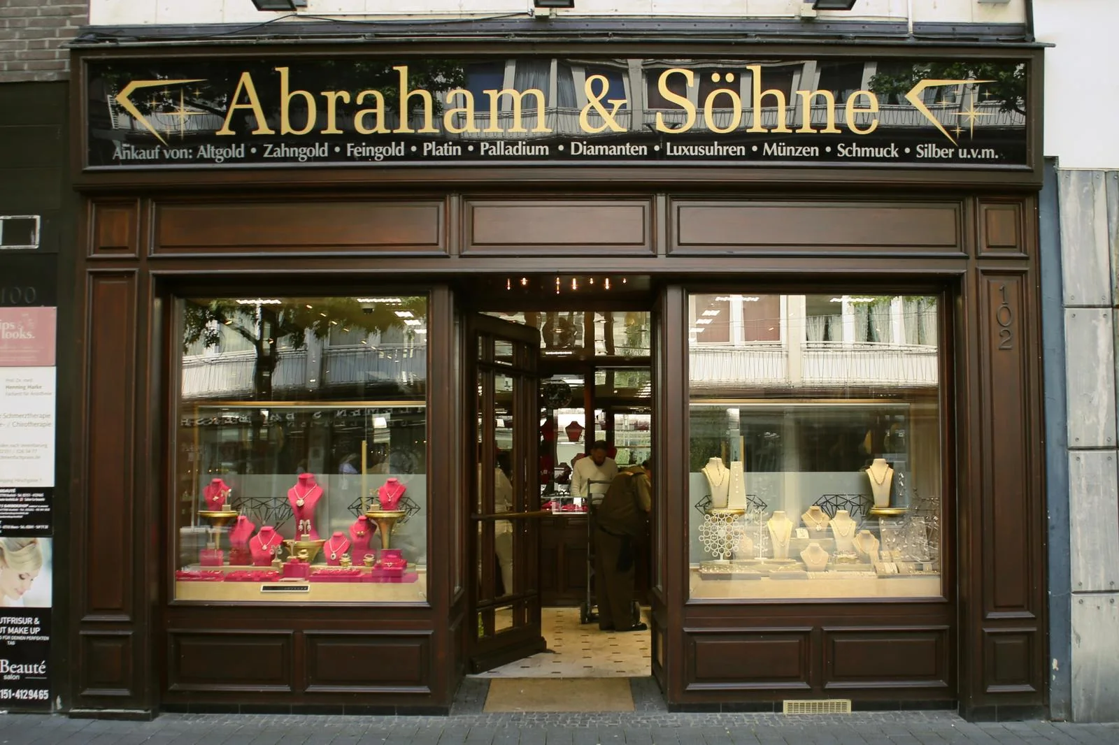 Außenansicht des Ladengeschäfts Abraham & Söhne in Krefeld